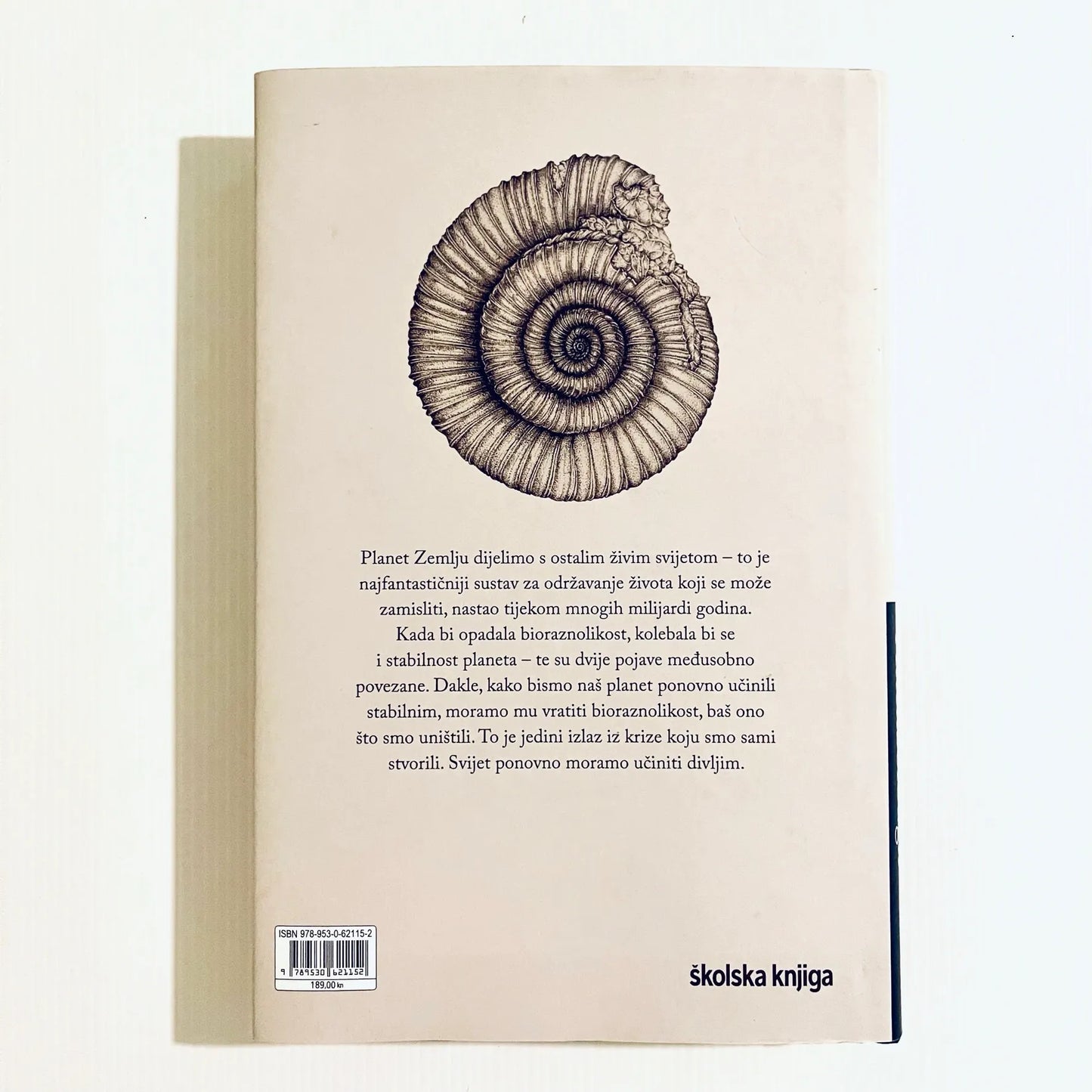 David Attenborough – Život Na Našem Planetu Book cover with a spiral shell illustration and text on a beige background